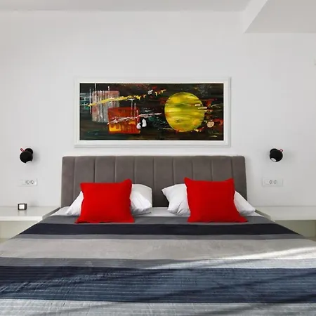 For 3 Adults Apartment Split